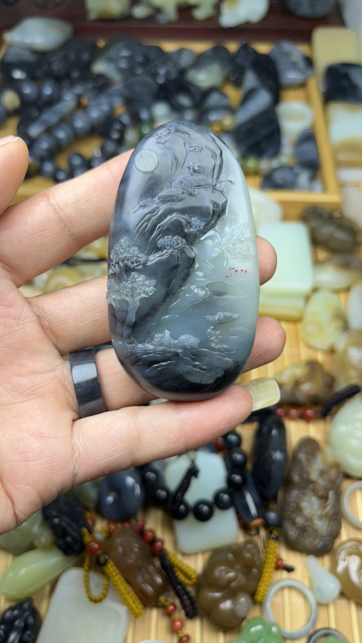 和田玉青花籽料山水手把件。