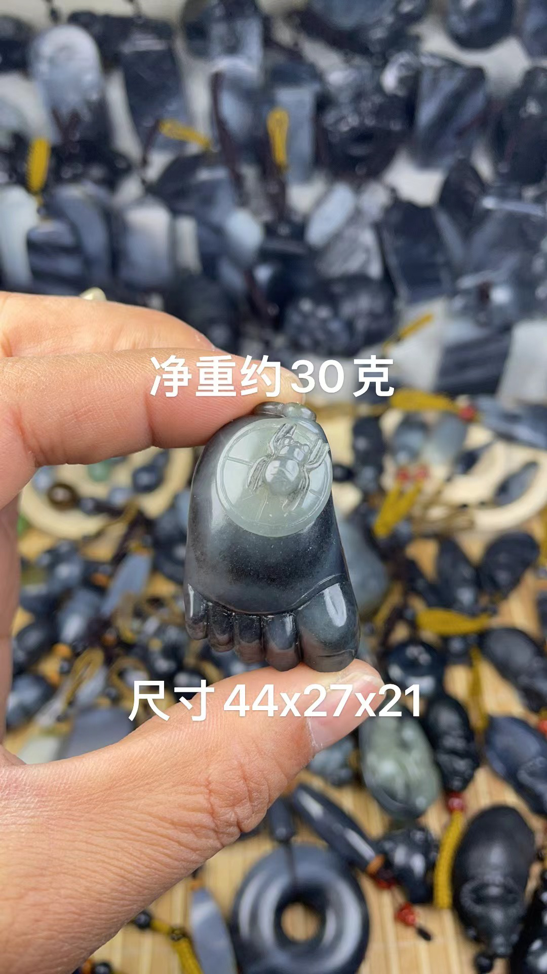 天然和田玉籽   料青花俏色巧雕知足常乐吊坠