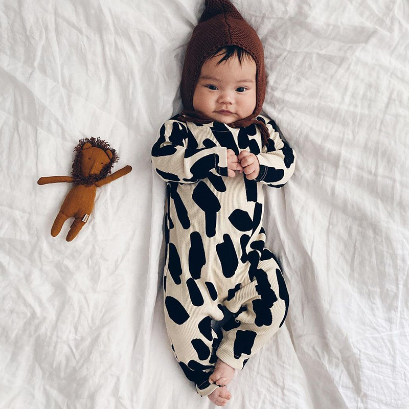 北欧ins黑斑点豹纹宝宝长袖连体衣春秋季婴儿打底哈衣外出爬服