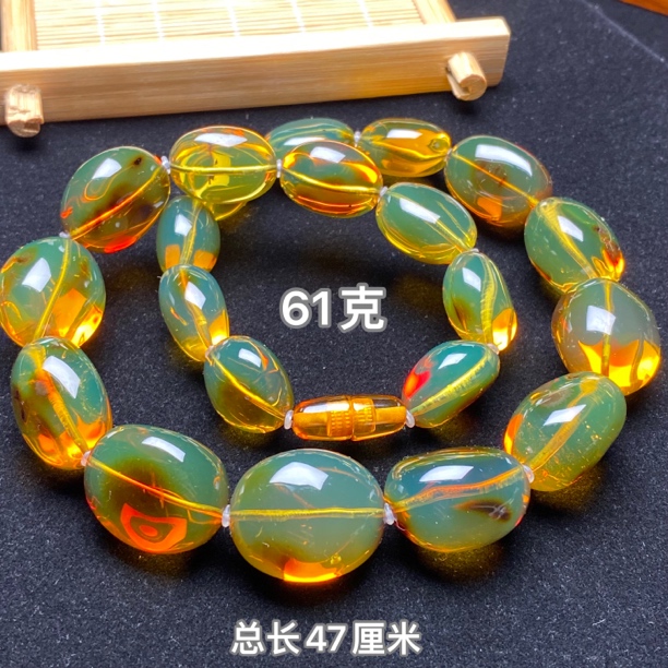 【小伊琥珀】61克鹤顶红血珀变色龙塔链项链