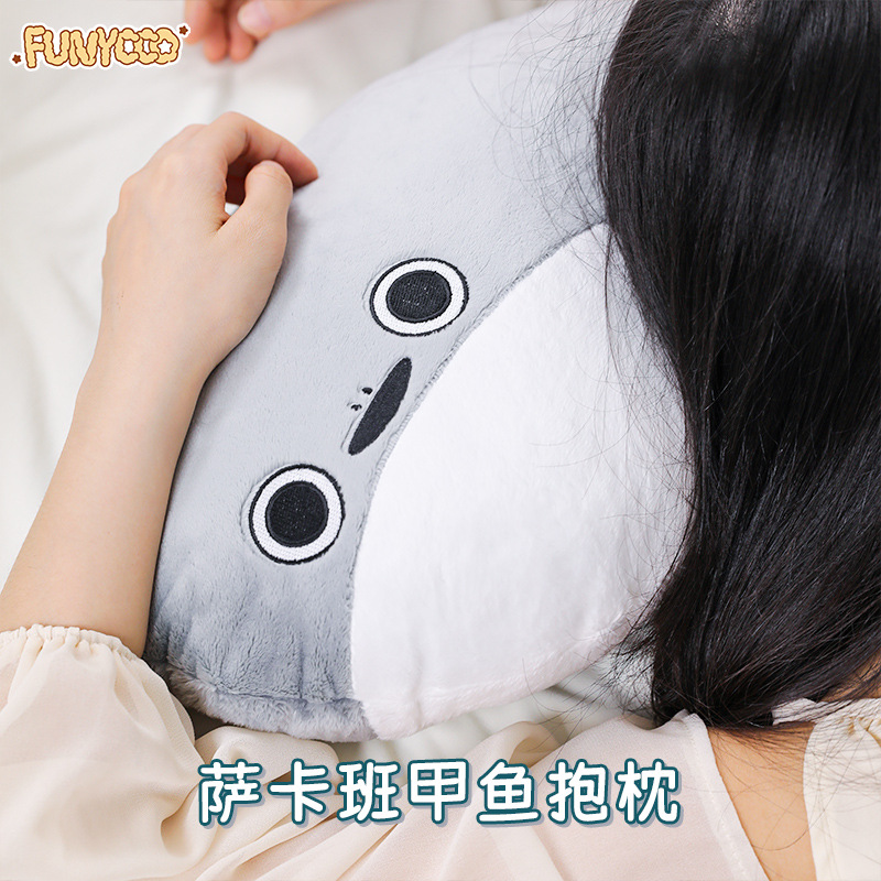 番尼可儿萨卡班甲鱼玩偶沙发抱枕靠枕家居枕头摆饰大号公仔福利款