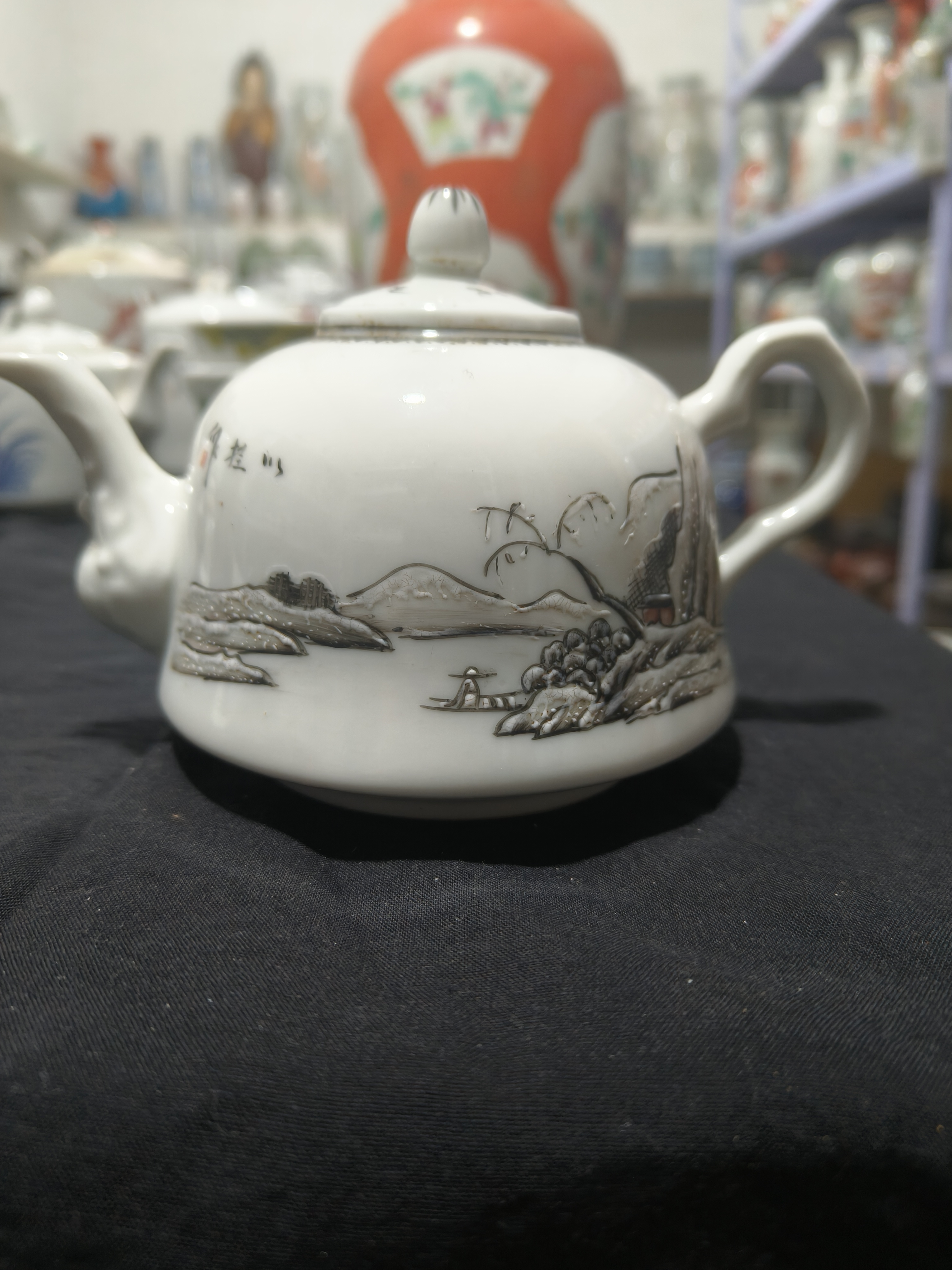 手绘画片雪景小茶壶