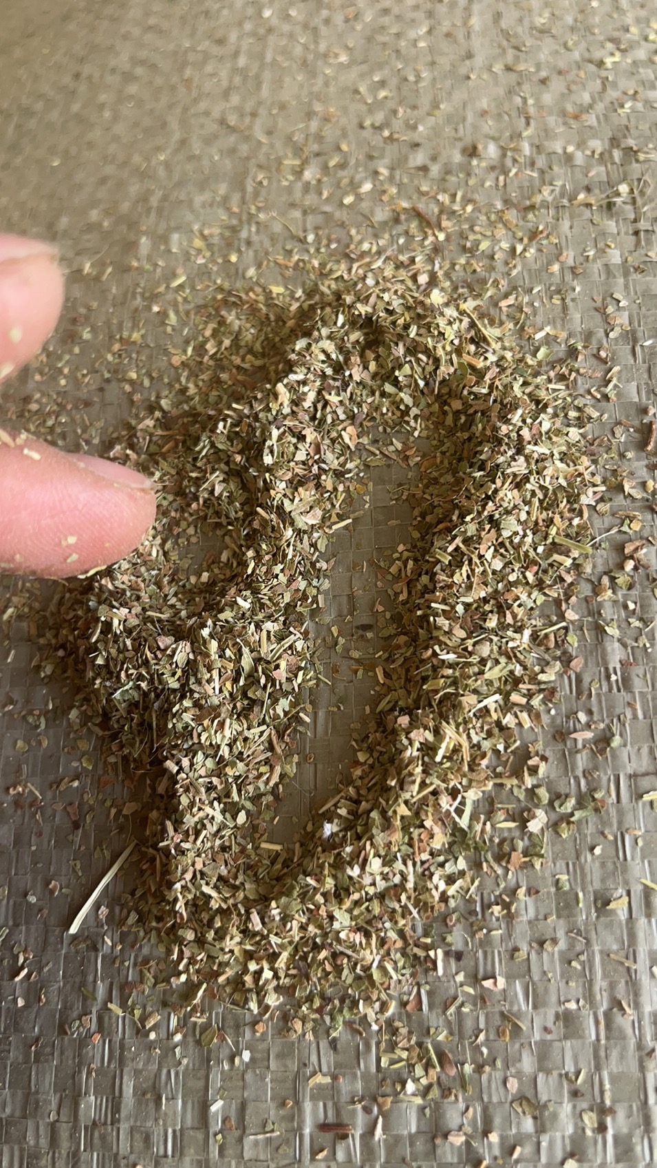 花生秧草沫，适用于做牛羊猪兔颗粒，也可直接饲喂猪鸵鸟等