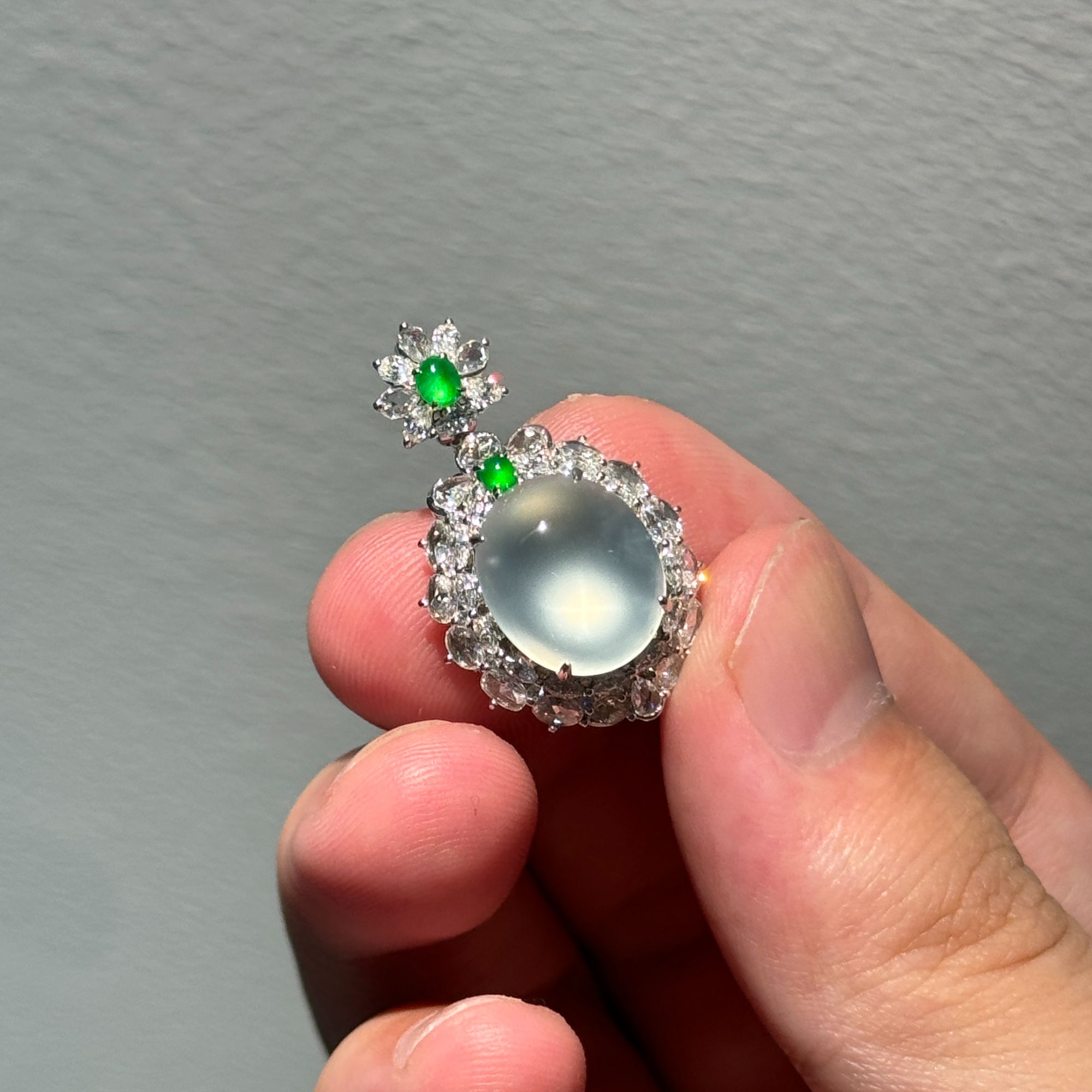 玻璃种翡翠蛋面18K金镶嵌白色