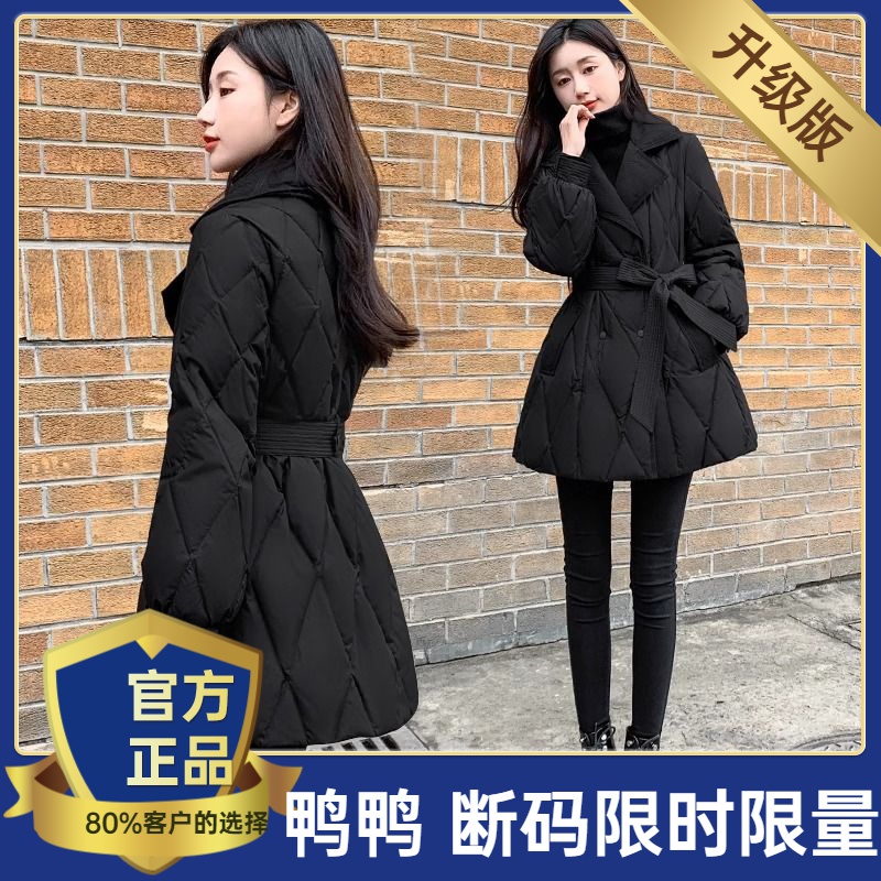 鸭鸭2023年新款女装冬季修身收腰中长款服黑色西装领外套菱形格