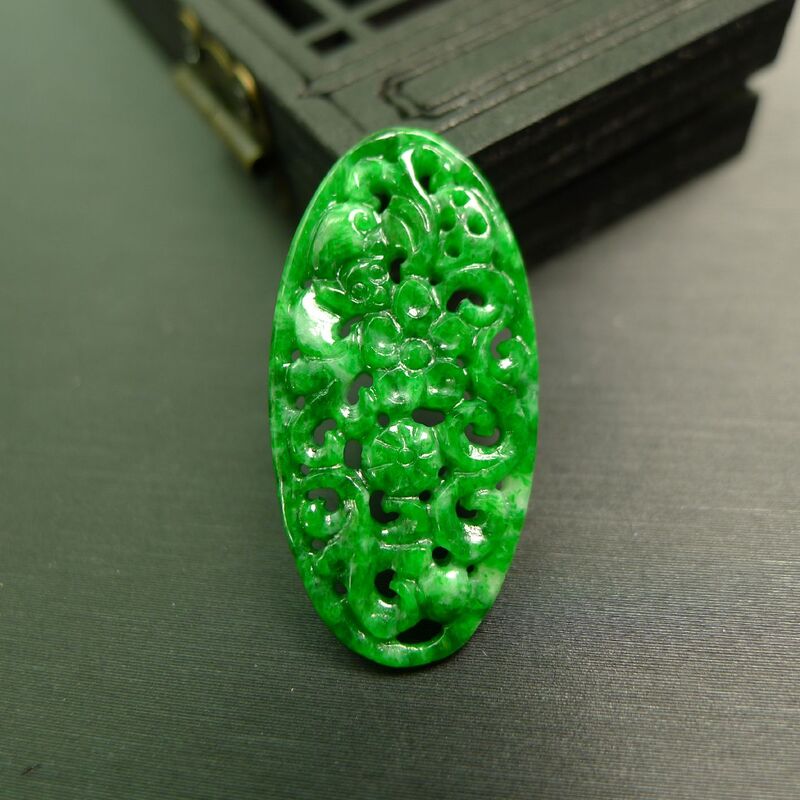 #2623满色辣绿天然A货翡翠复古缕空雕花椭圆形花片 可镶手牌吊坠