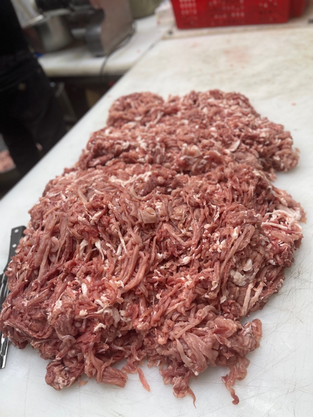 加工香肠，前腿肉后后腿肉精切肉丝肉块