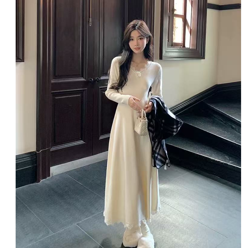 B2024秋冬v领长袖拼接蕾丝白色针织连衣裙长款内搭毛衣裙