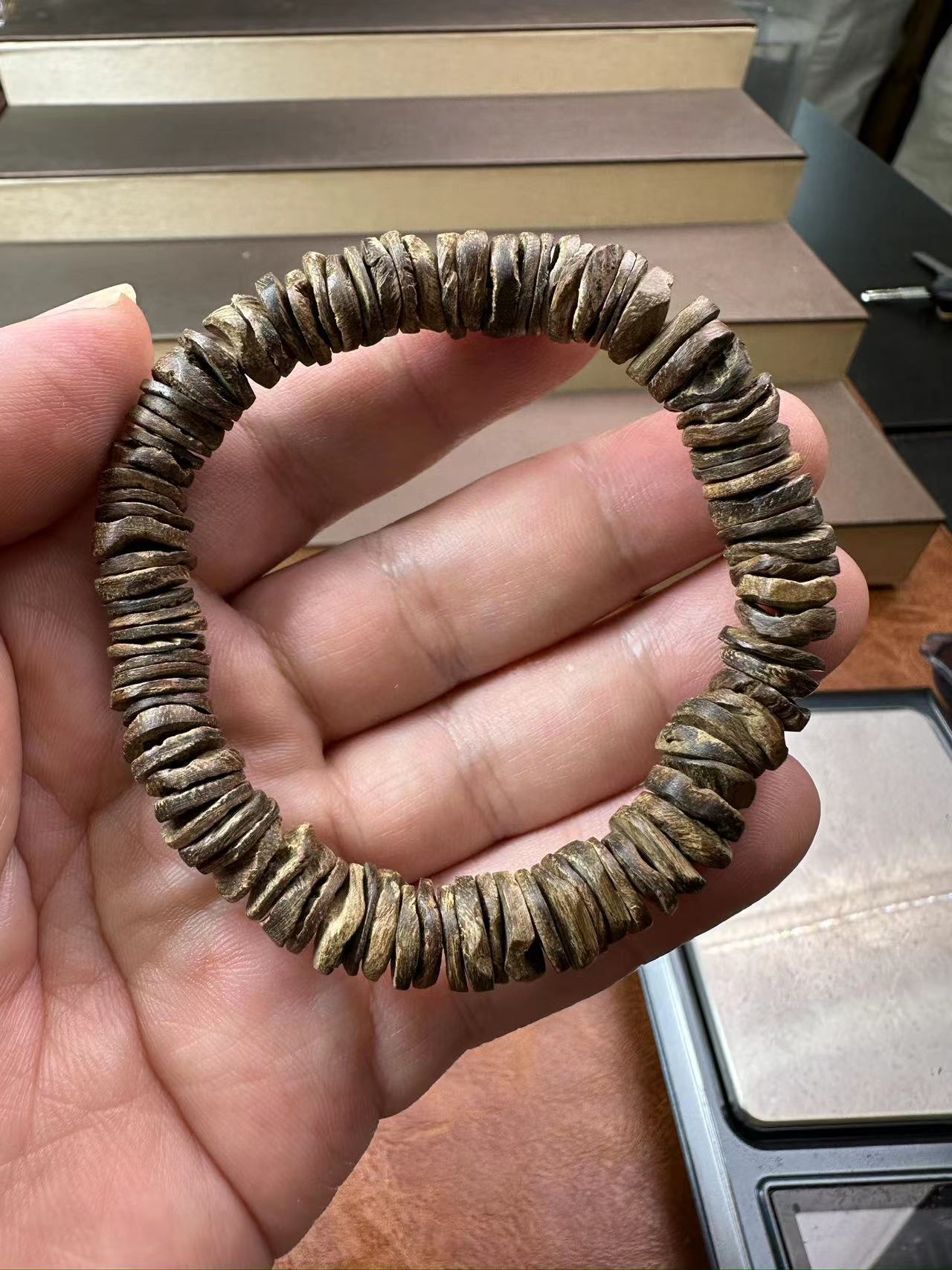 东马沉香，随形沉水片片珠，花香，药香，天然的野沉香手串性价比高。