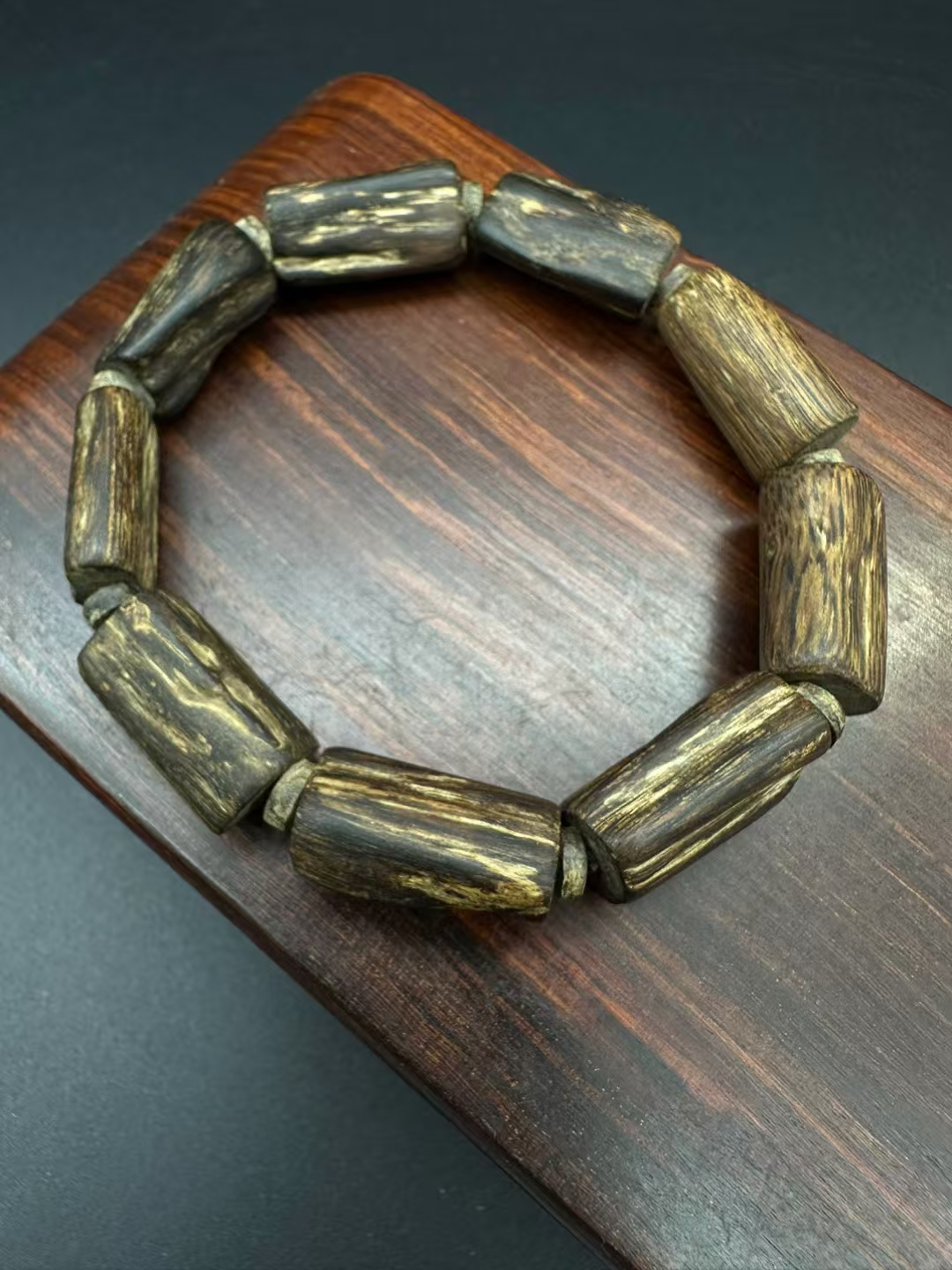 达拉干老料沉水随形桶珠，乳韵丰富，品相好。