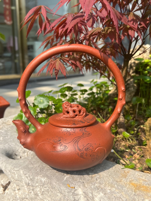 许均良紫砂壶 全手工金蟾提梁壶 红降坡泥 容量450cc