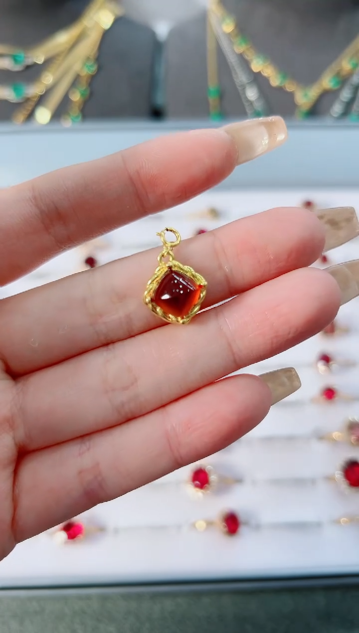 【闪购商品】石榴石（芬达石）吊坠18K金镶嵌