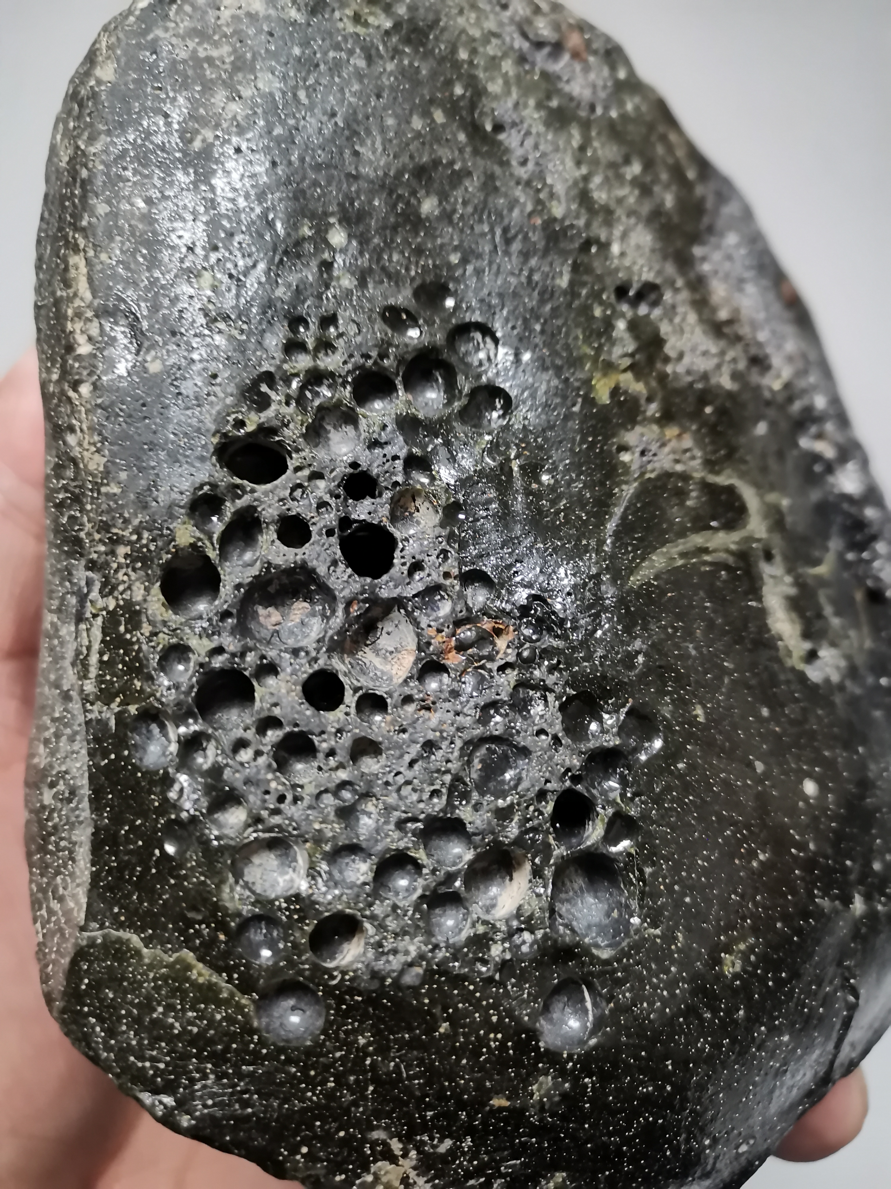 玻璃原石（雷公墨）摆件，外部特征明显净重1698克，罕见收藏级藏品