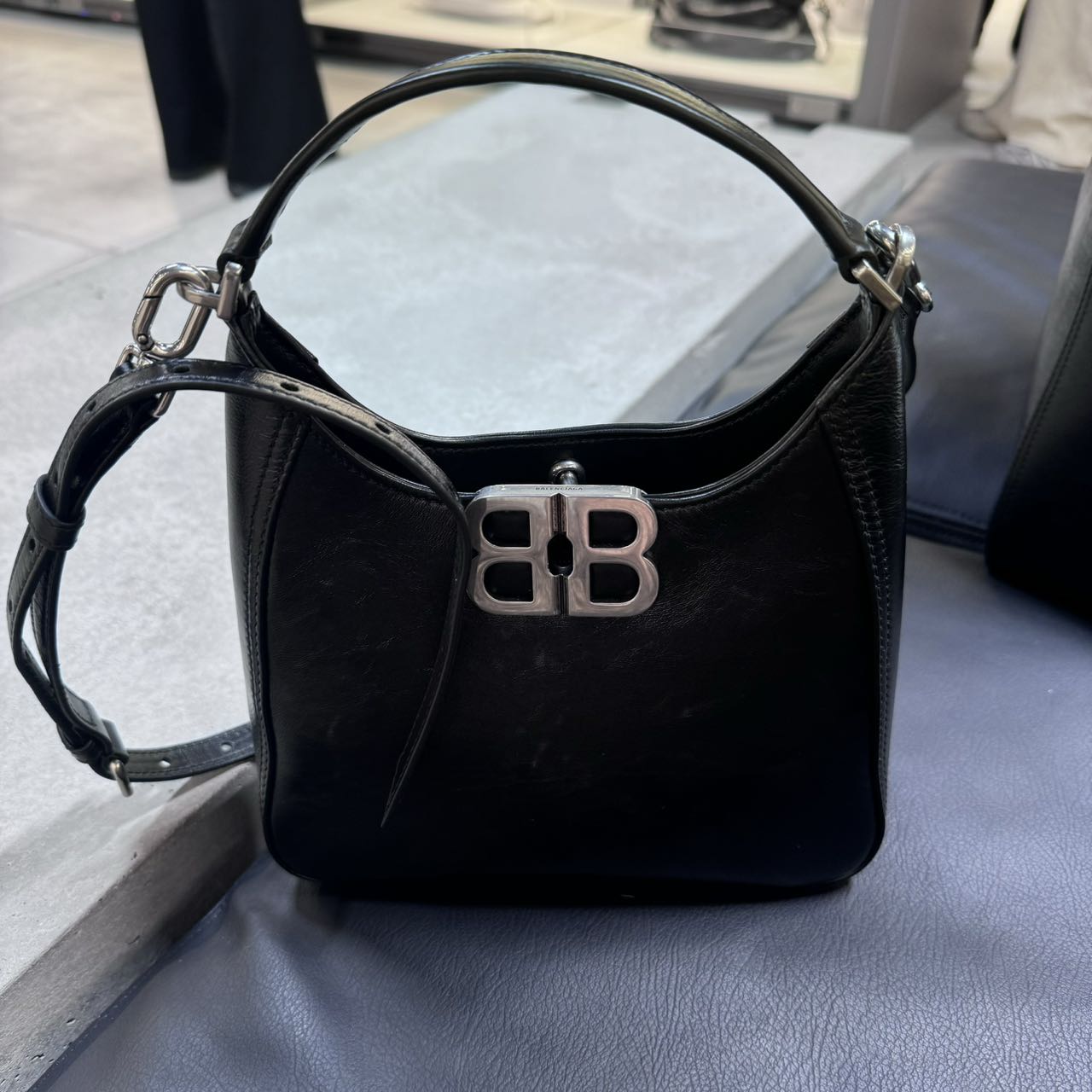 全新未使用 Balenciaga/巴黎世家 黑色bb Soft腋下水桶包 