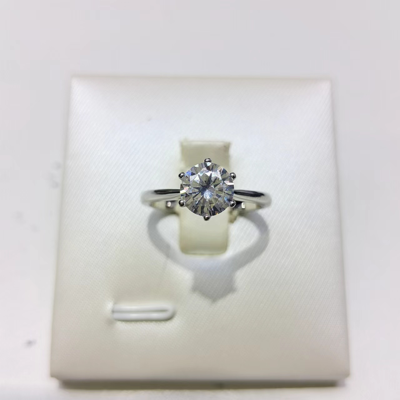 925银莫桑石戒指 简单光臂六爪戒指.xx120