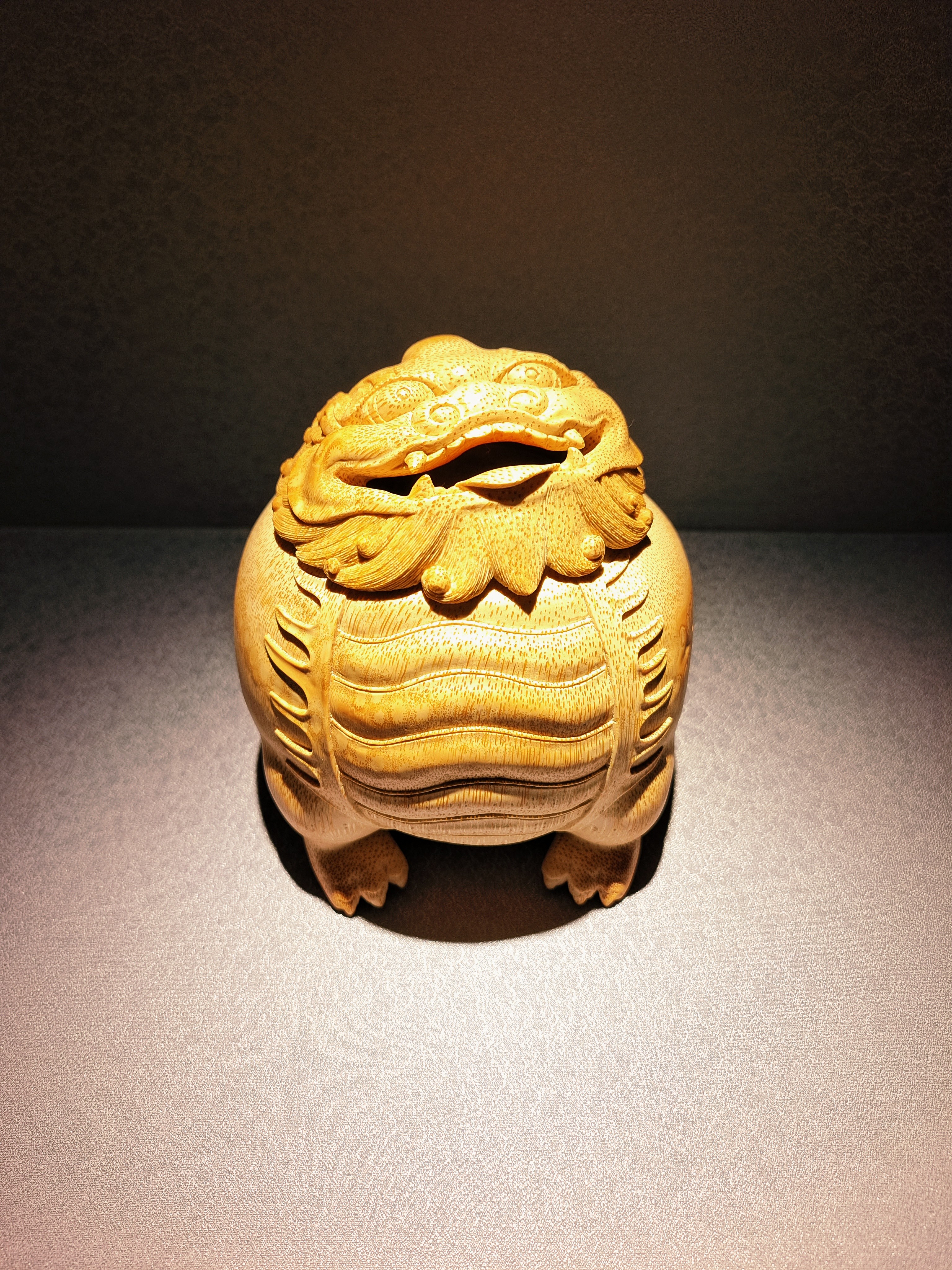 竹雕狮子摆件大香炉(刘向荣款)