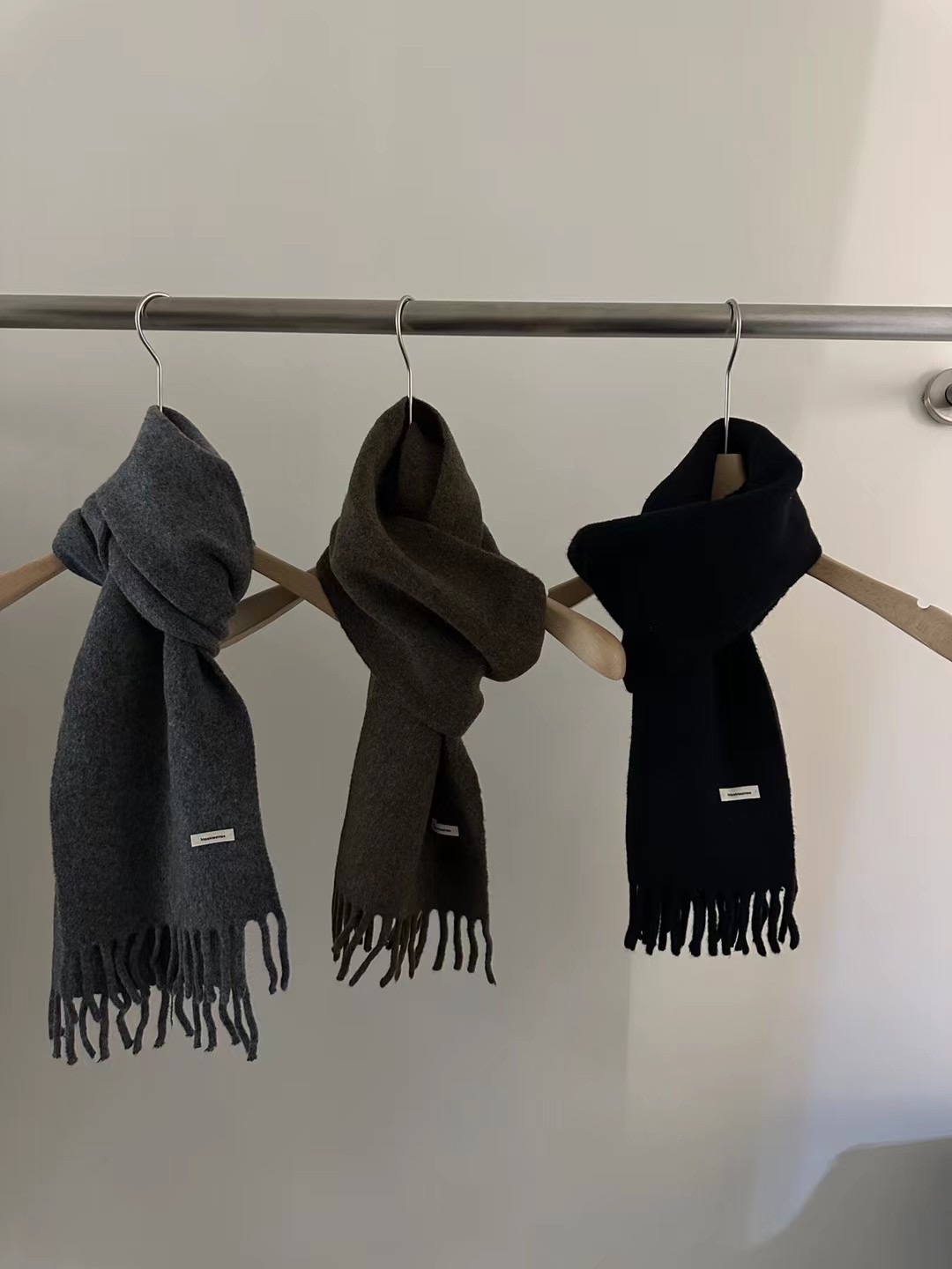 【名衣扬】纯色围巾~简单韩版胡总自留百搭时尚下吊绳围巾