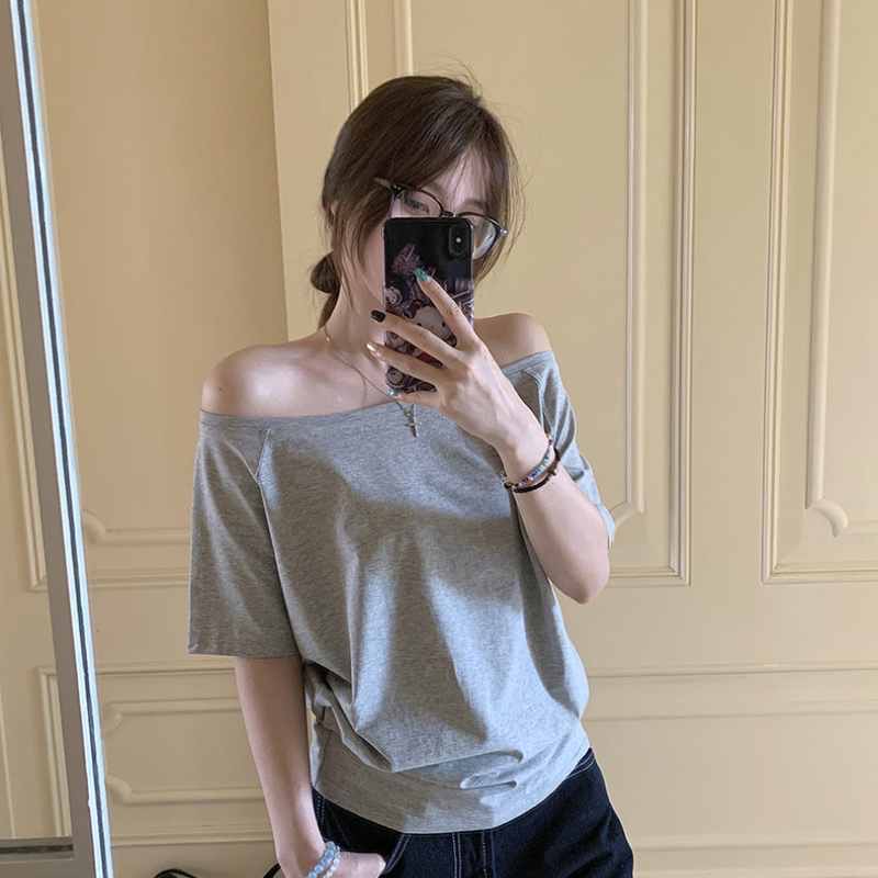 张婧仪同款黑色露肩t恤女夏季辣妹宽松大领口一字肩性感斜肩上衣。