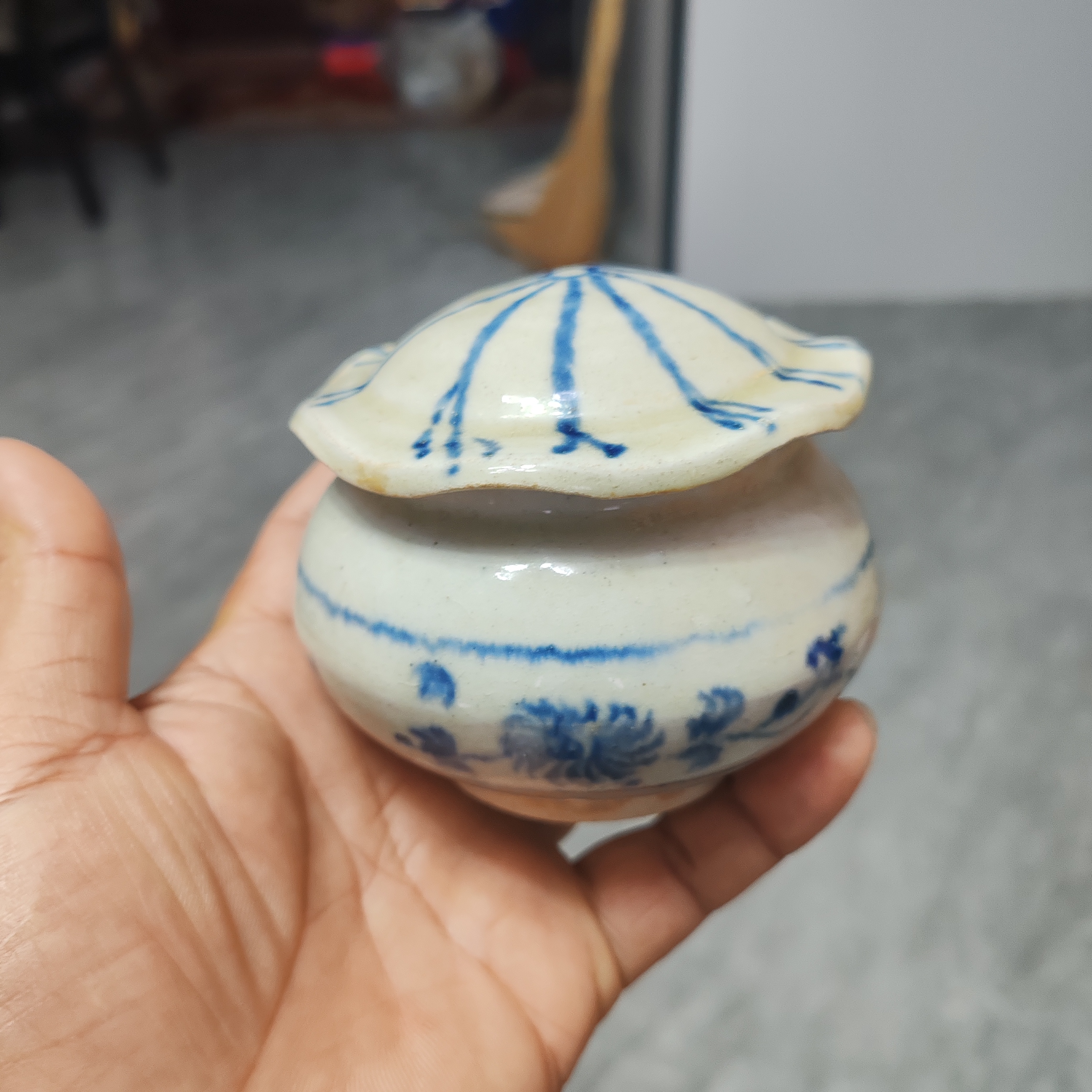 荷叶罐完整无缺的