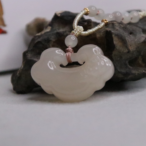 Tinabell天然和田玉藕粉莲花如意锁祥云如意锁挂件毛衣链项链