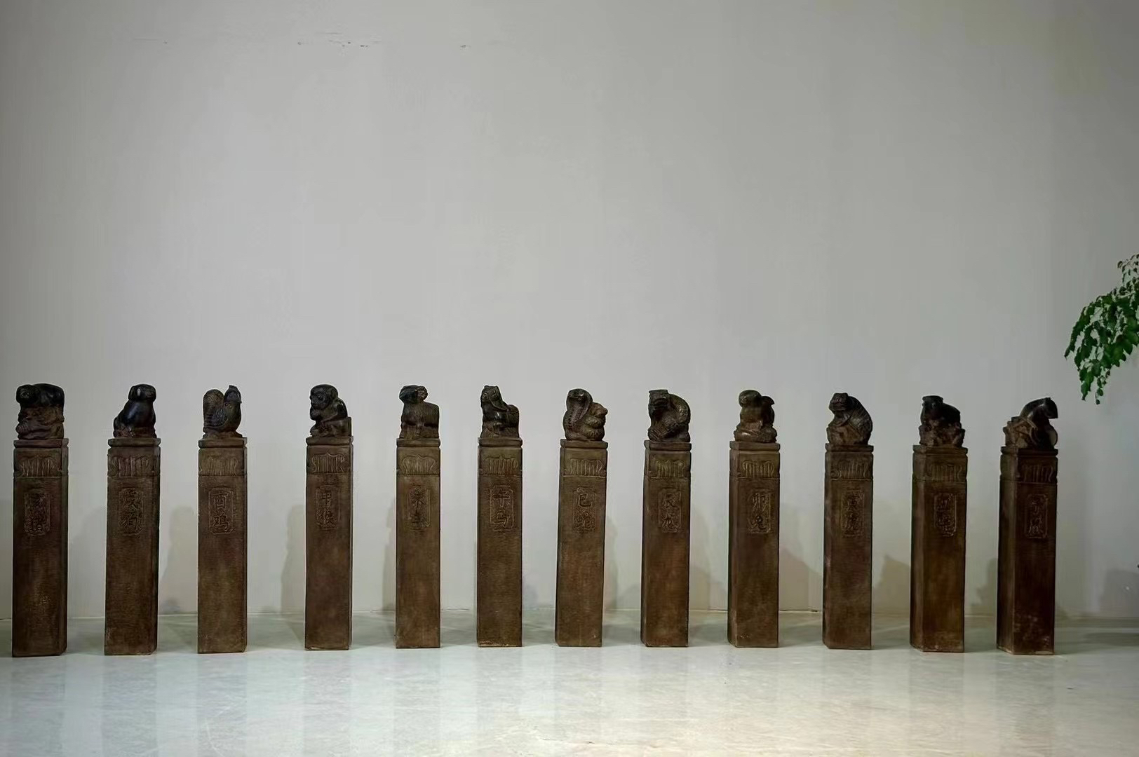 十二生肖青石雕刻工艺品｜全福材质：青石尺寸：高120厘米柱宽20见方