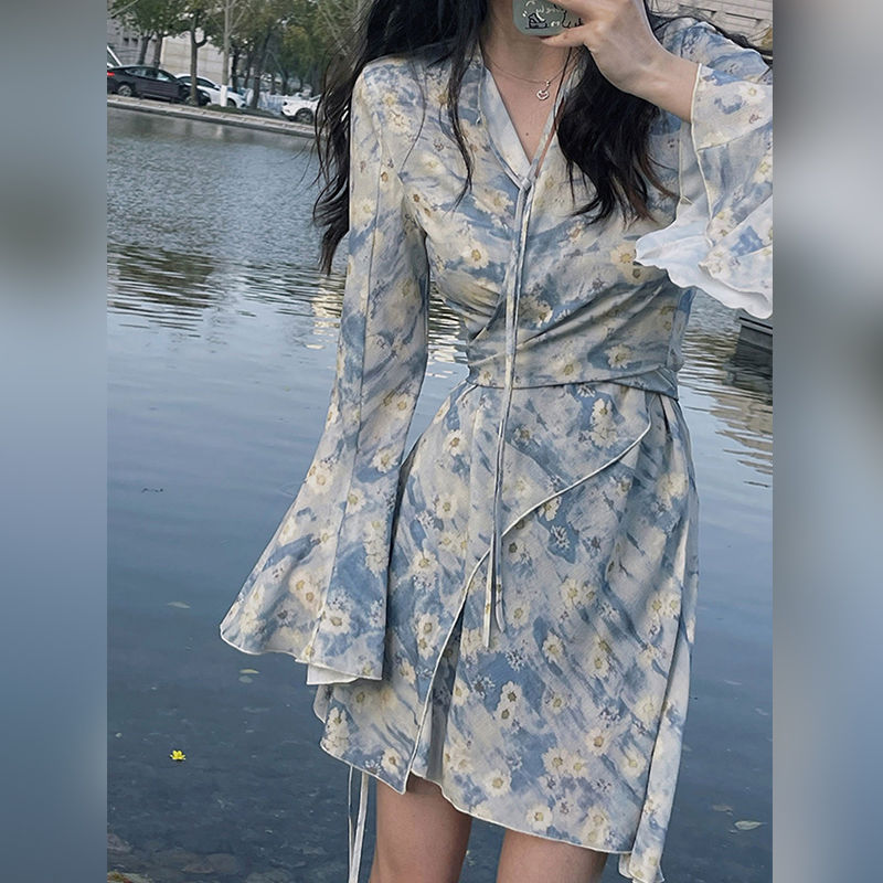二月江南~超仙小众气质喇叭袖系带上衣碎花连衣裙女洋气春季新款