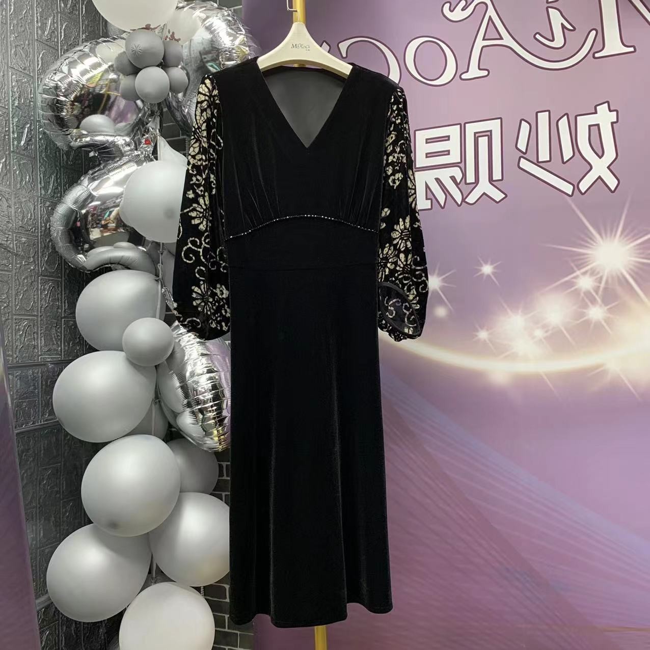 22017 新品轻奢定制款V领烧花袖丝绒连衣裙