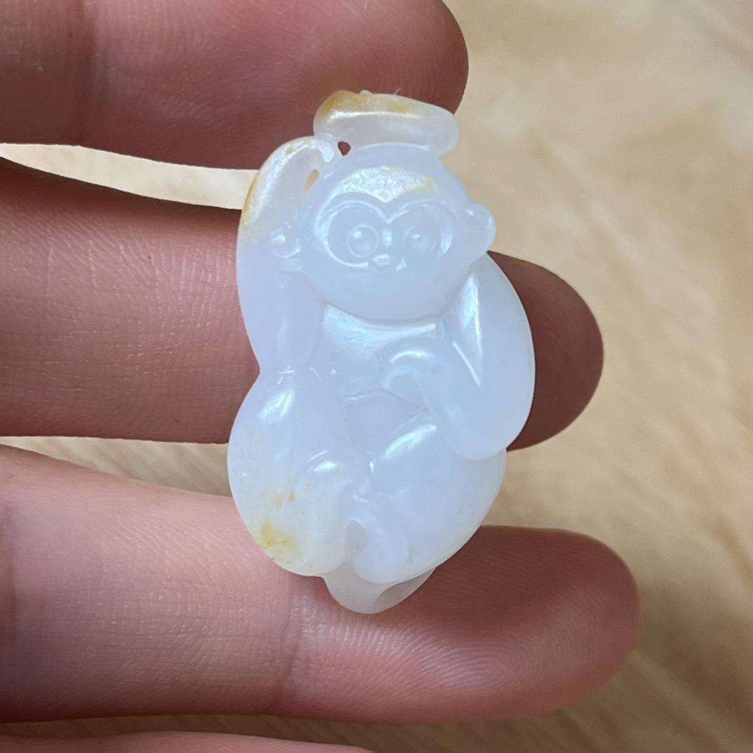 新疆和田玉猴子 俏皮可爱（带原皮）白度一级、细腻油润 雕工精湛