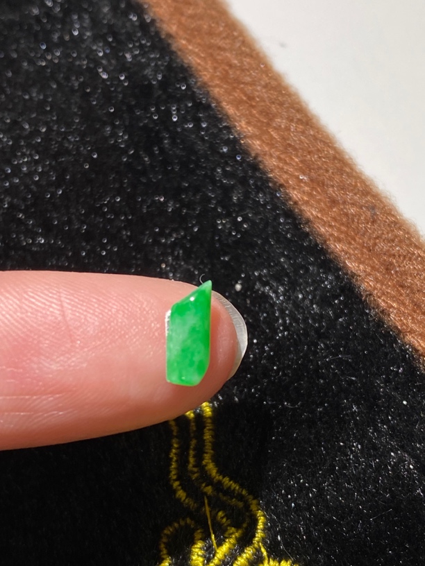 天然翡翠A货缅料阳绿随形裸石9.8-3.9-2.5