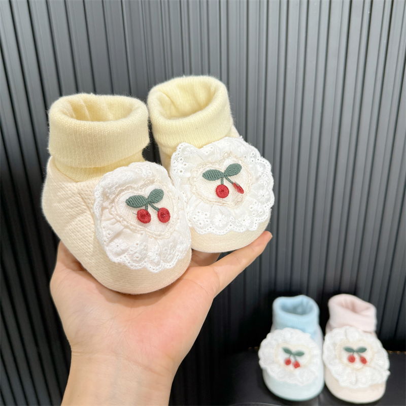 春秋冬婴儿鞋袜子0-1岁女宝宝柔软舒适3-12个月防滑布底不掉鞋袜