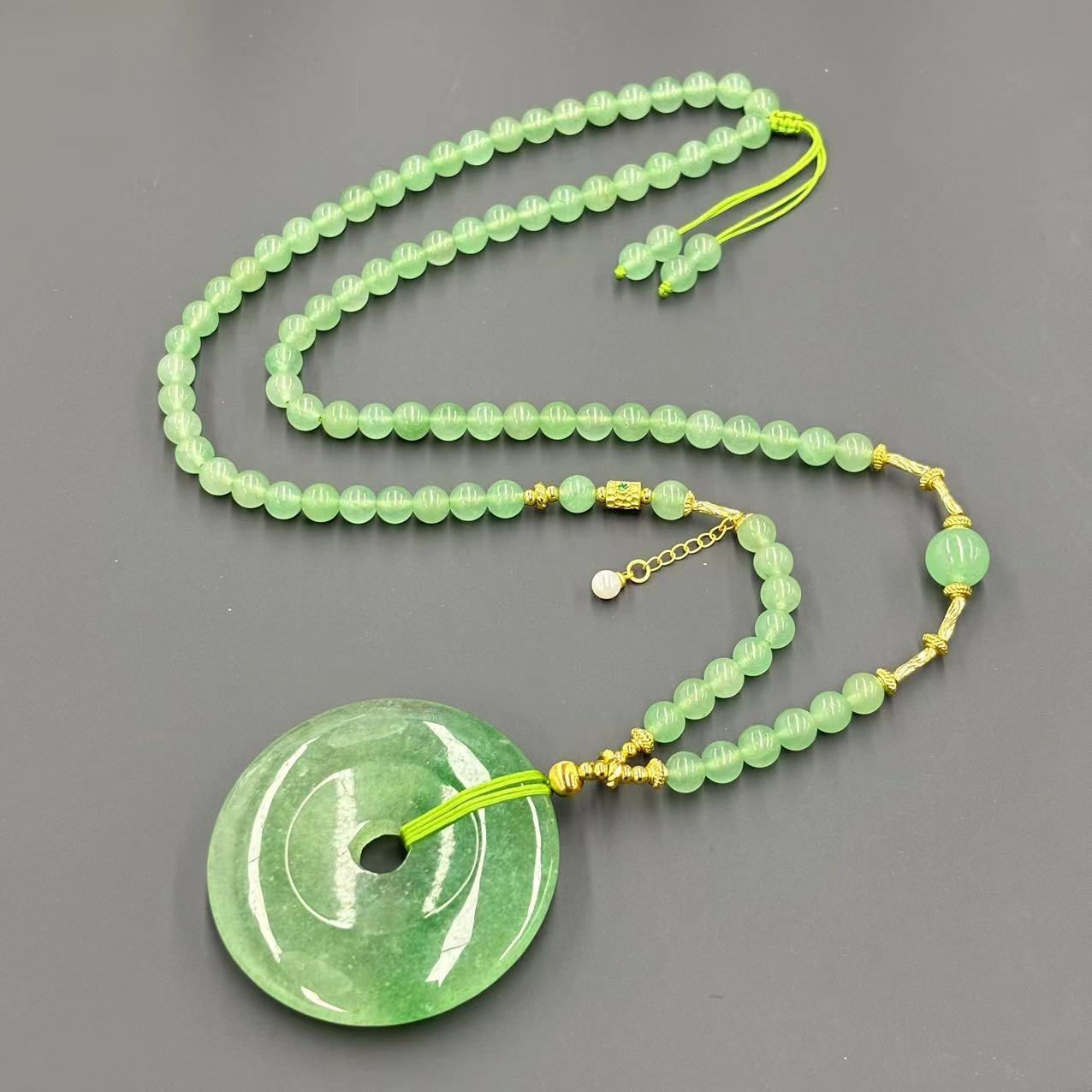 【符老板】y2451-国风设计款绿草莓晶平安扣吊坠-石英质玉-赠礼盒