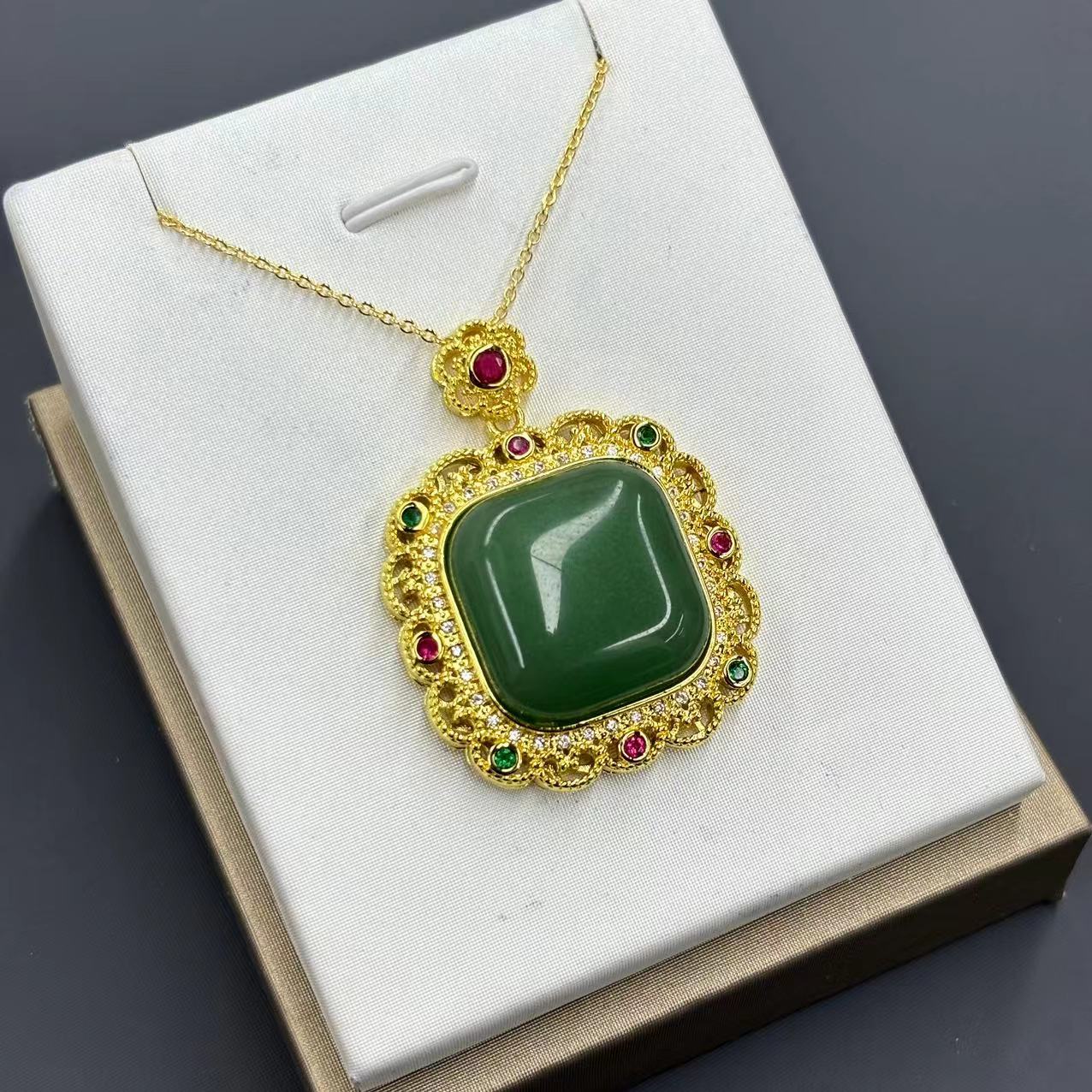 【符老板】y2425-国风设计款金宝绿方牌-东陵玉吊坠-赠链-赠礼盒