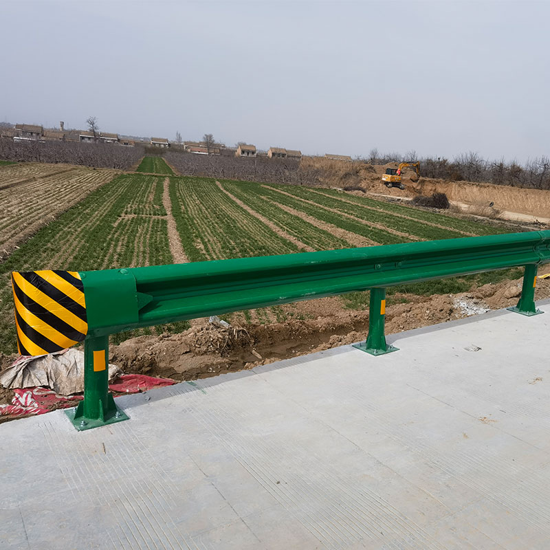 波形护栏c级公路热镀锌喷塑波纹梁钢防护栏省道国道防护隔离栏板