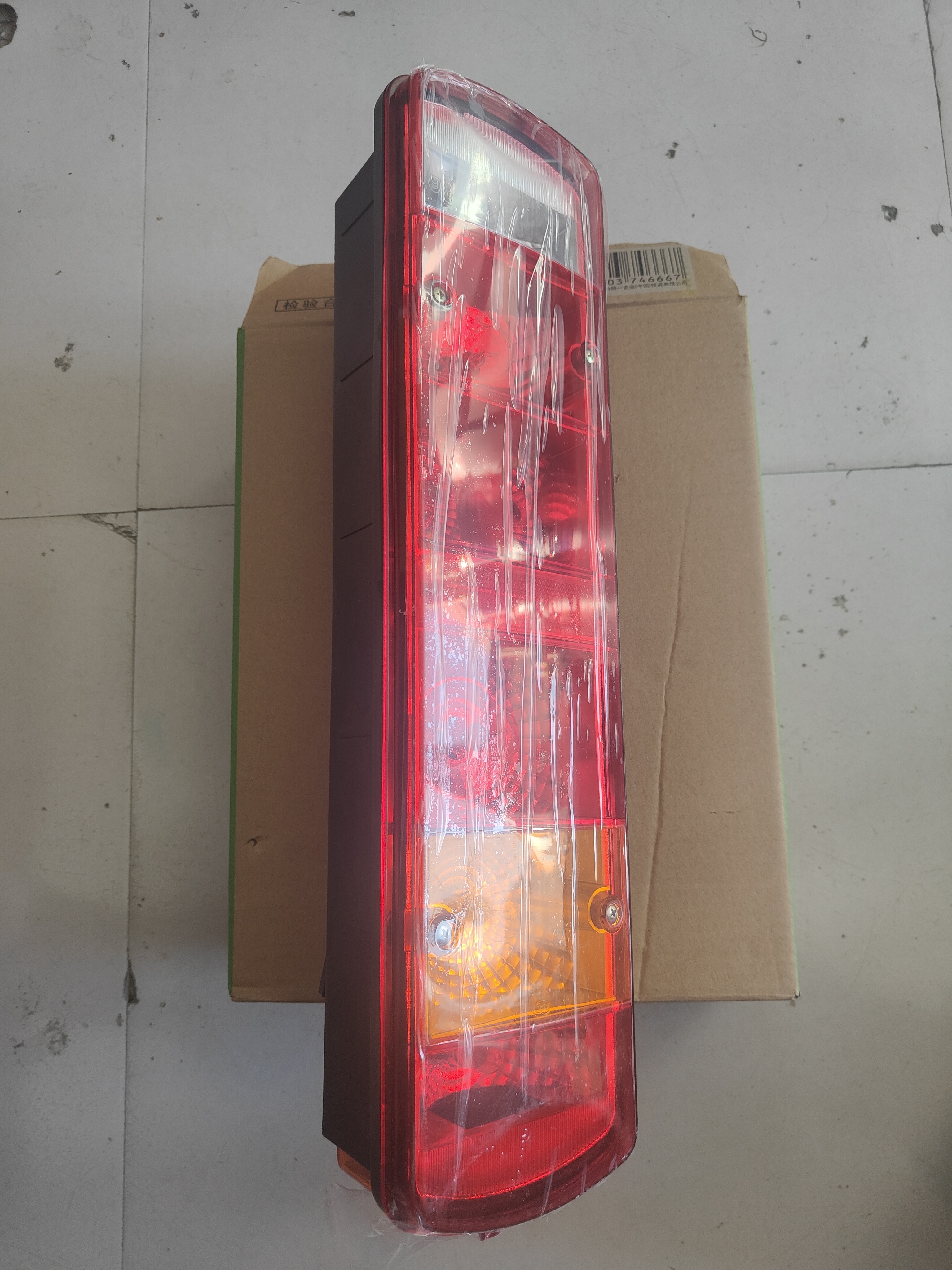 解放原厂J6P尾灯 二个螺丝固定 型号91W 