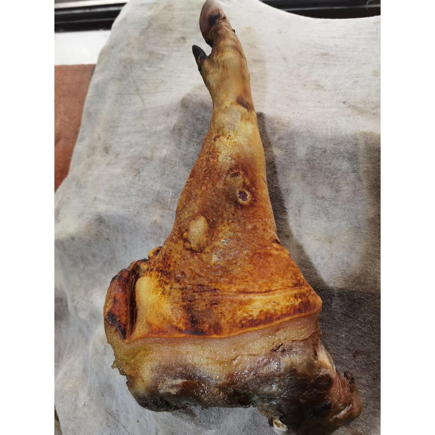 云南啊秀姐姐景东小猪手一个称卖2000克左右有