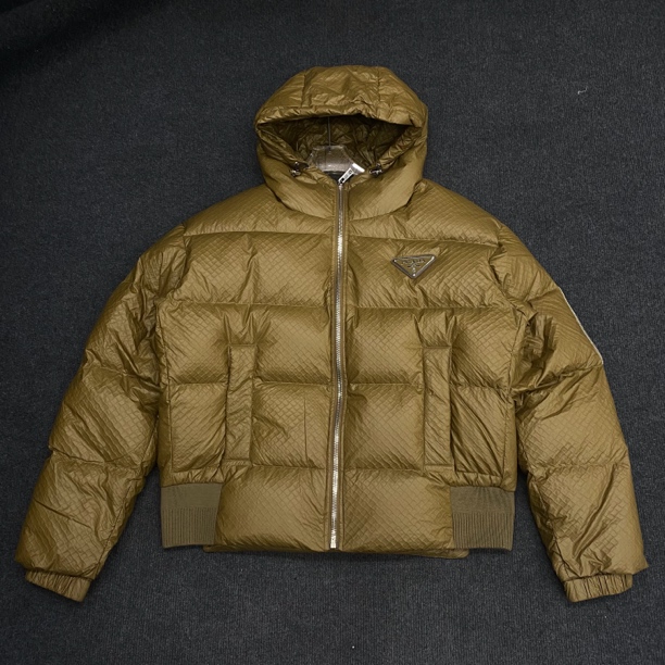 Prada普拉达/纯色带帽拉链羽绒服/成色99新/48码/公价1.5W