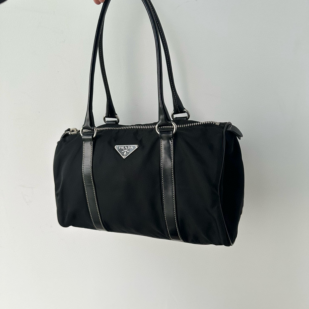 95新 Prada/普拉达 黑银圆筒波士顿单肩腋下包