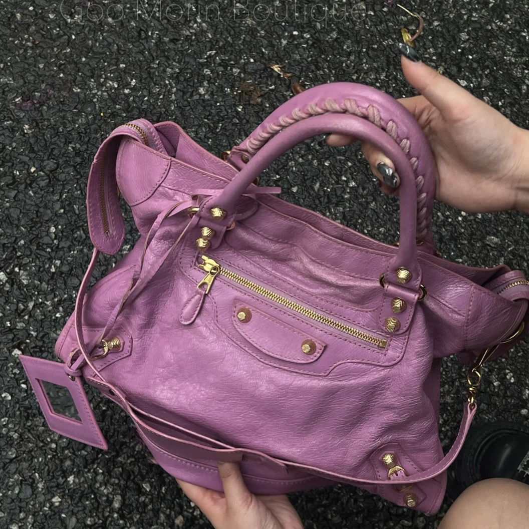 95新 Balenciaga/巴黎世家 粉紫中号机车黑金斜挎包