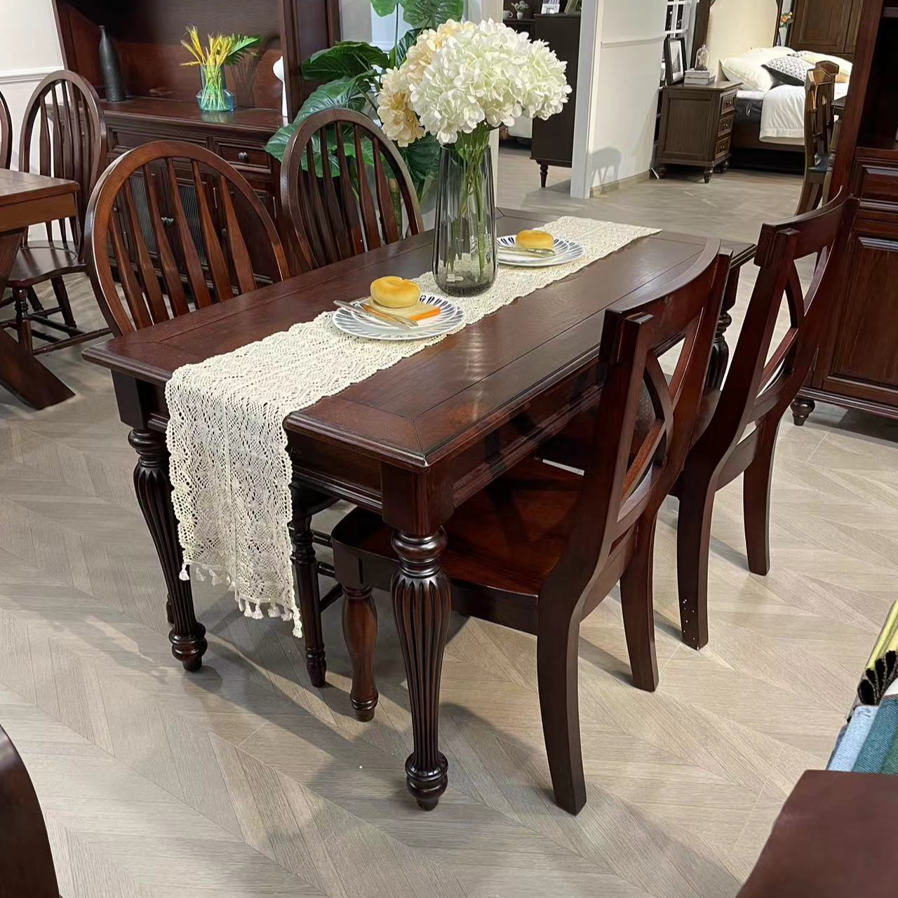 格蕾尔美式红橡木实木复古长条餐桌圆腿长方形雕花古典餐厅桌椅