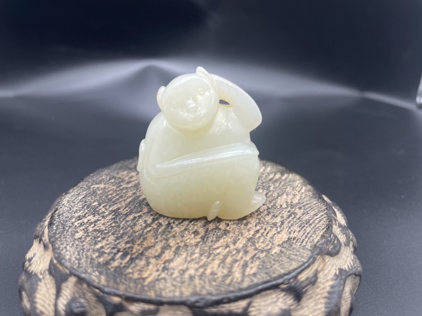 和田玉捂耳朵坐猴