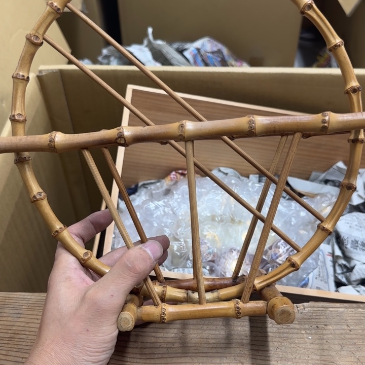 琉璃颈饰泰鼎轩器物 如图所示