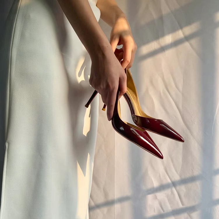 2024新款酒红色侧空高跟鞋女细跟法式高级感尖头浅口漆皮红底单鞋