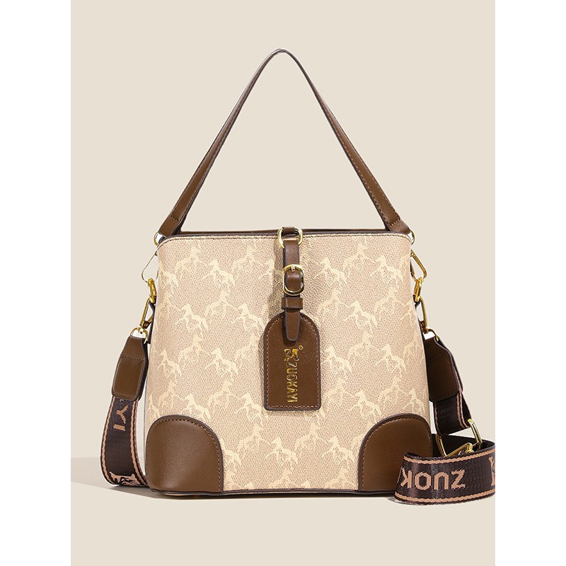 今年流行爆款休闲包包女夏季2024新款时尚小众宽带斜挎宽带水桶包