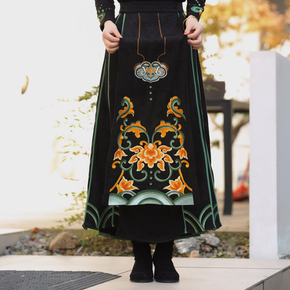 素娘冬季新款民族风半身马面裙精致刺绣提花复古中长款S18943Q