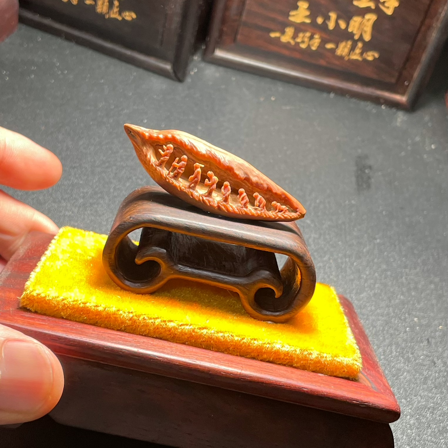 ＂橄榄核雕＂人类发源史。尺寸55/1.9至橱窗提升主人格调！摆件