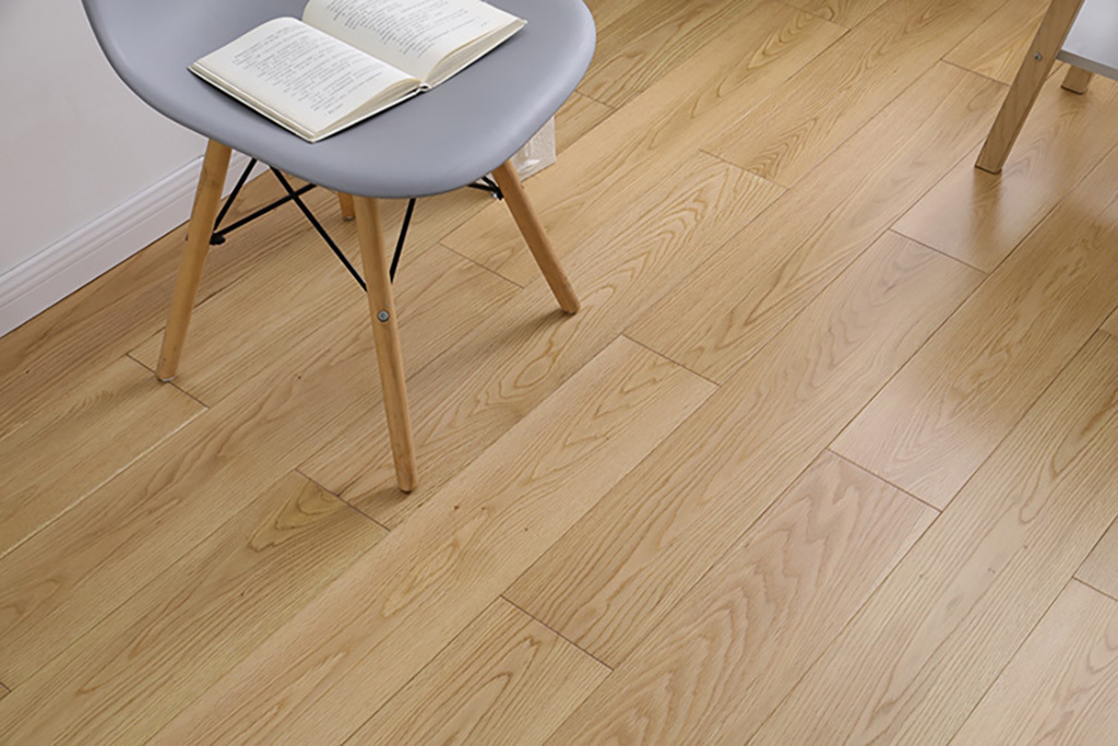 橡木卧室实木地板木板，环保，耐磨木质好。纯实木却不简约的地板