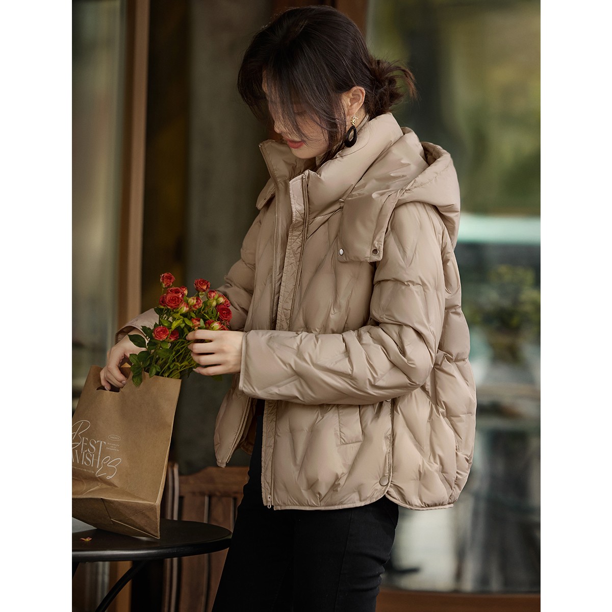 XWI/欣未2025冬新款简约几何压胶短款连帽保暖羽绒服1038