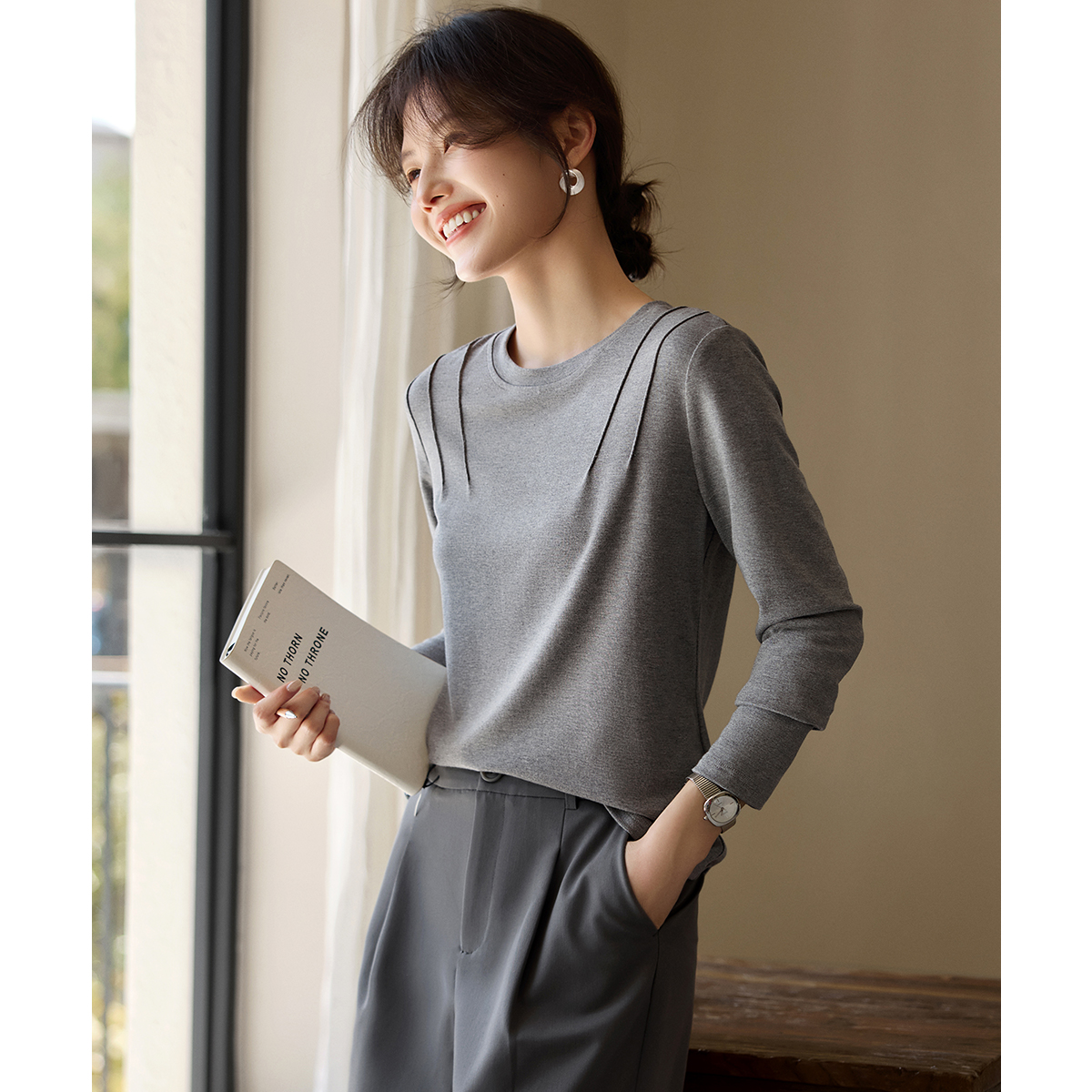 XWI/欣未2025秋季新款时尚简约气质捏褶长袖T恤轻休闲舒适女0483