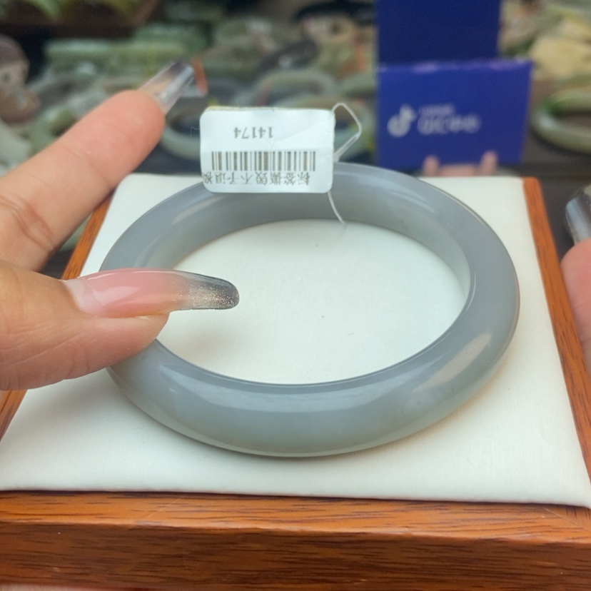 【闪购商品】和田玉手镯未镶嵌四*。5556