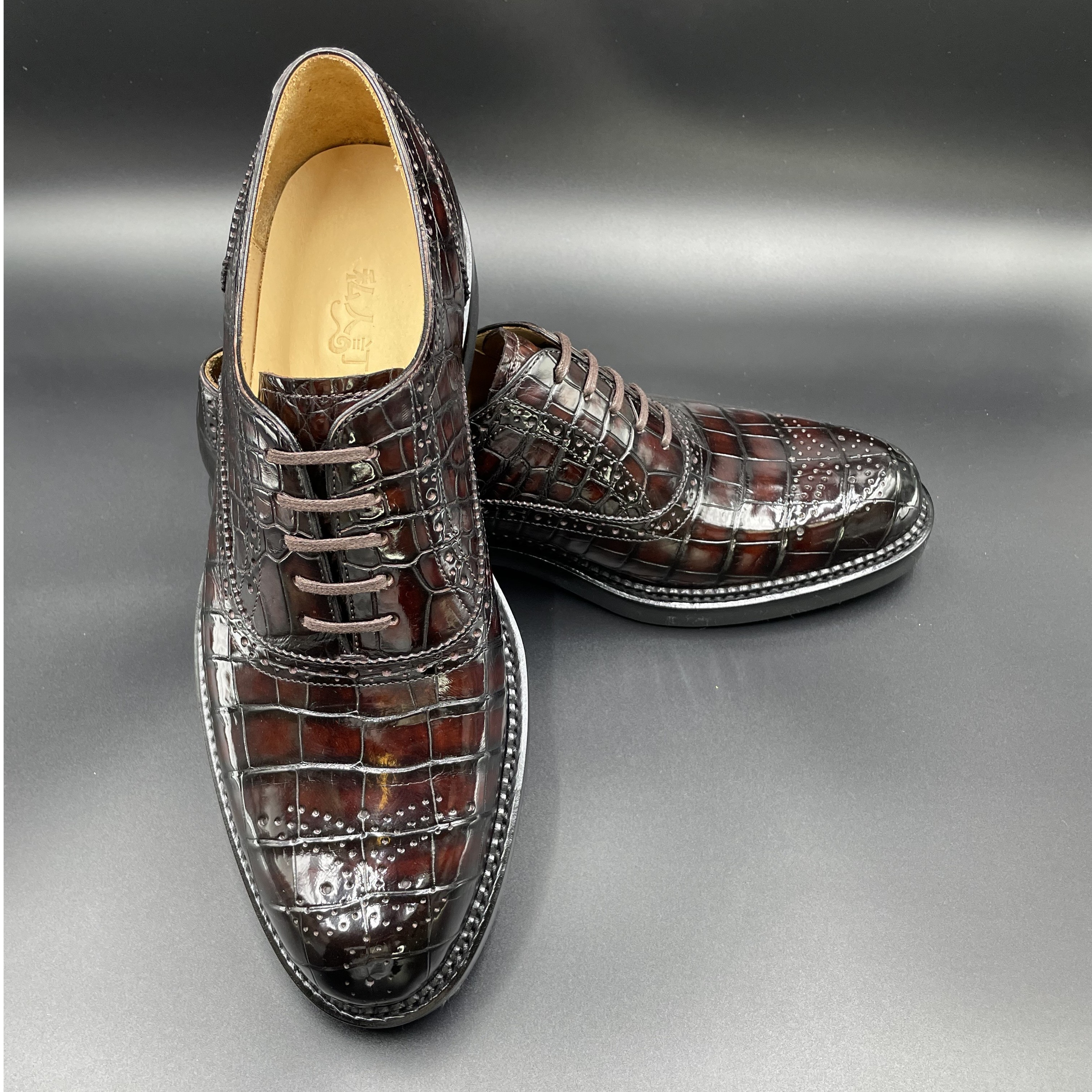 苗鱼儿手工定制高端擦色鳄鱼皮男鞋 时尚潮流固特异雕花圆头厚底
